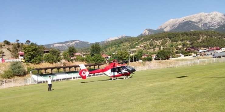 Otomobilin Çarptığı Adam Ambulans Helikopterle Adana’ya Sevk Edildi
