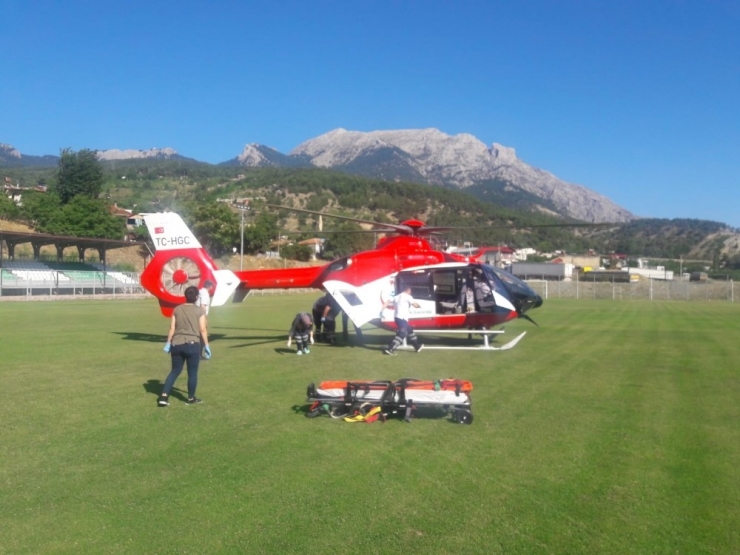 Otomobilin Çarptığı Adam Ambulans Helikopterle Adana’ya Sevk Edildi