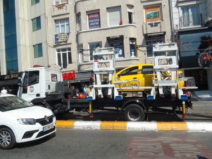 Taksim’de Aracı Men Edilen Taksiciden Tepki