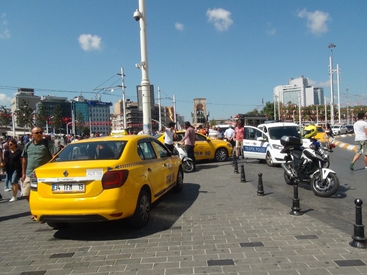 Taksim’de Aracı Men Edilen Taksiciden Tepki