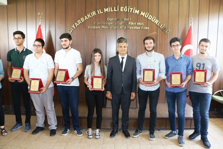 Diyarbakır’da Yks’de Dereceye Giren Öğrenciler Ödüllendirildi
