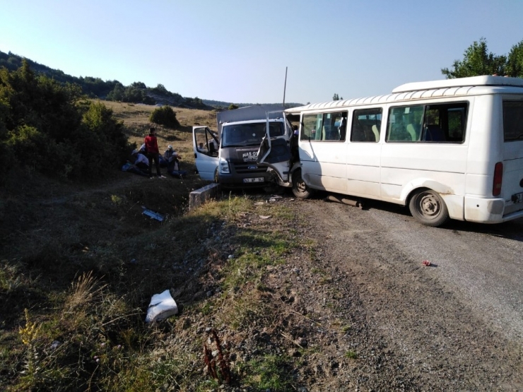 Minibüs İle Kamyonet Çarpıştı: 11 Yaralı