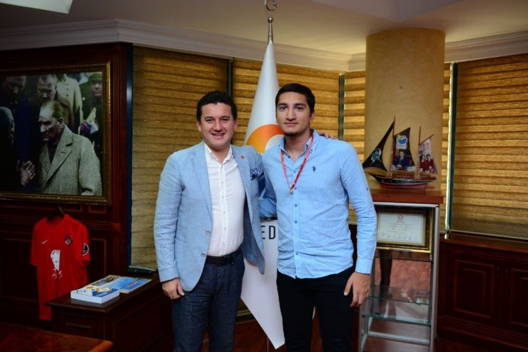 Yks Sözel’de Türkiye Şampiyonu, Antalyalı Altuğ Karakoyun’lu Hukuk Tercih Edecek