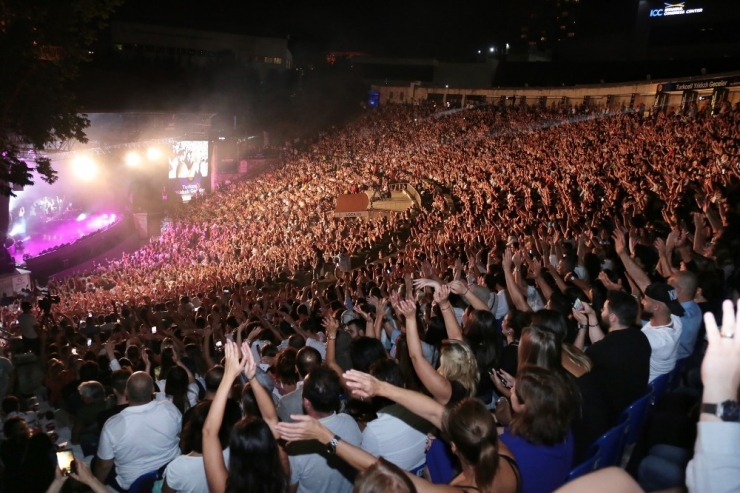 Ebru Gündeş 5 Günde 28 Bin Kişiye Şarkılarını Söyledi