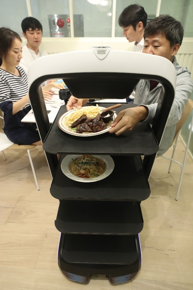Bu Restoranda Qr Koduyla Girilen Siparişleri Robotlar Servis Ediyor