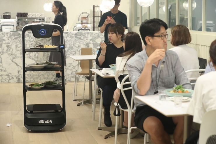 Bu Restoranda Qr Koduyla Girilen Siparişleri Robotlar Servis Ediyor
