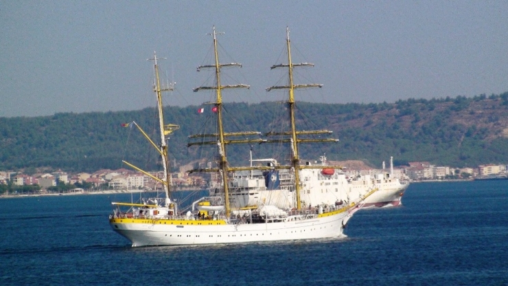 Romanya Okul Gemisi Çanakkale Boğazı’ndan Geçti