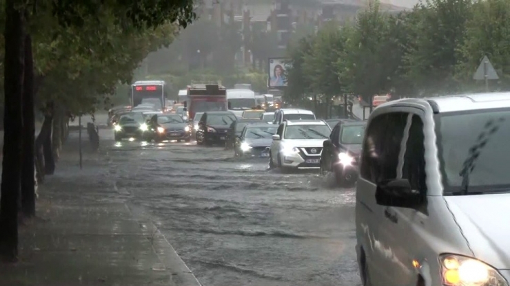 İstanbul’da Etkili Olan Sağanak Yağışla Birlikte Bakırköy Sahil Yolu Oluşan Su Birikintileri Nedeniyle Tamamen Trafiğe Kapandı. Sahil Yolunda Çok Sayıda Araç Mahsur Kalırken, Ekiplerin Su Tahliye Çalışmaları Sürüyor.