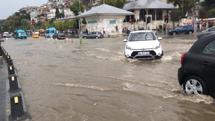 İstanbul’da Etkili Olan Yağış Sonrası Üsküdar’da Kara İle Deniz Birleşti.