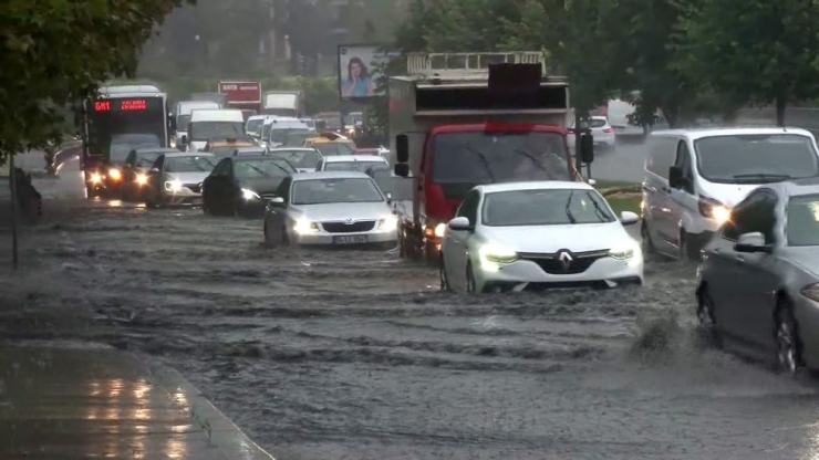 Sağanak Yağışla Yollarda Su Birikintileri Oluştu Araçlar Mahsur Kaldı