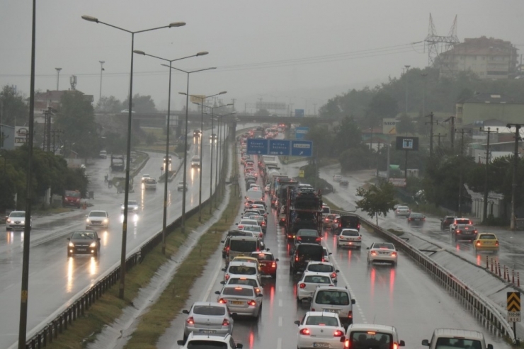 Yağış Nedeniyle D-100’de Trafik Durma Noktasına Geldi