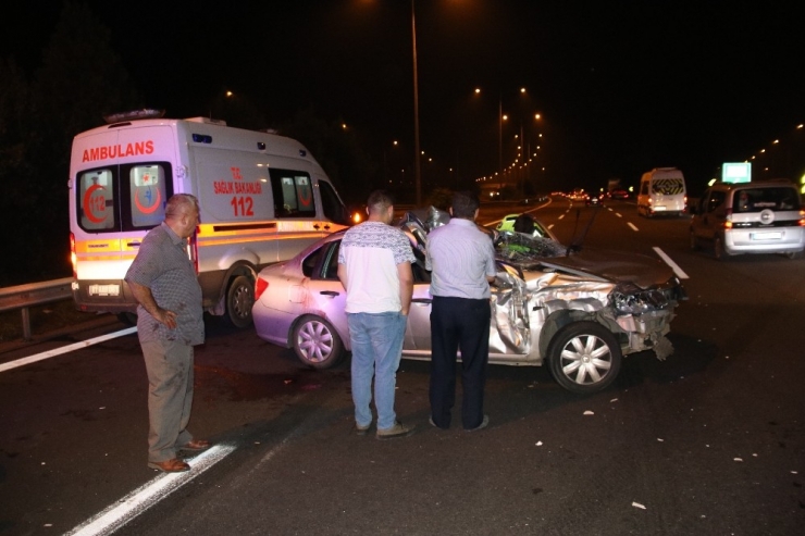 Tıra Arkadan Çarpan Otomobilde Bulanan 2 Kişi Yaralandı