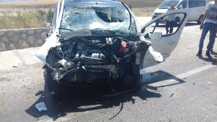 Ticari Araç Sürücüsü Kontrolünü Kaybetti Duvara Çarptı: 1 Ölü, 4 Yaralı