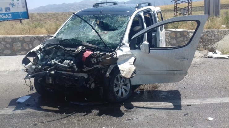Ticari Araç Sürücüsü Kontrolünü Kaybetti Duvara Çarptı: 1 Ölü, 4 Yaralı