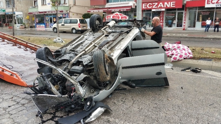 Aydınlatma Direğine Çarpan Otomobilin Sürücüsü Yaralandı