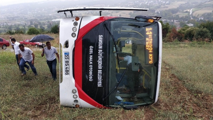 Sağanak Yağıştan Kayan Halk Otobüsü Tarlaya Yuvarlandı: 4 Yaralı