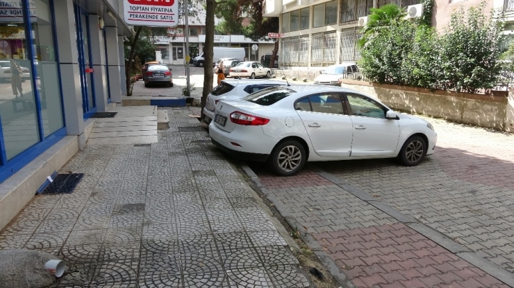 Otomobilin Camını Kırıp 24 Bin Lira Çalan Hırsızlar Güvenlik Kamerasında