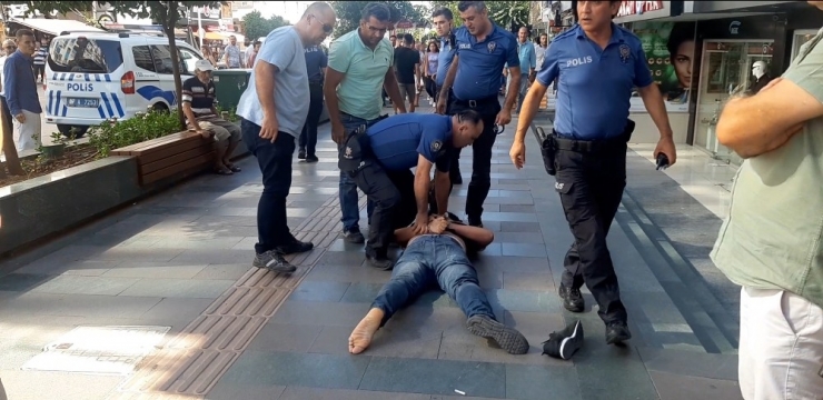 Antalya’da İki Grup Arasındaki Kavgaya Polis Müdahalesi: 3 Yaralı