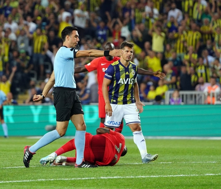 Emre Belözoğlu Bin 542 Gün Sonra Fenerbahçe Formasıyla İlk Resmi Maçına Çıktı