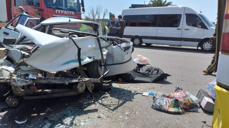 Yolcu Otobüsüne Çarpan Otomobilde Can Pazarı: 1 Ölü