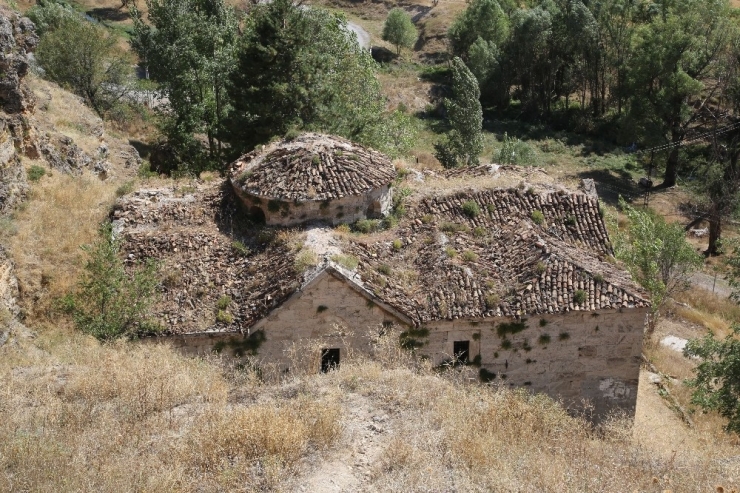 Tugay İçerisindeki Ermeni Kilisesi Restore Edilecek