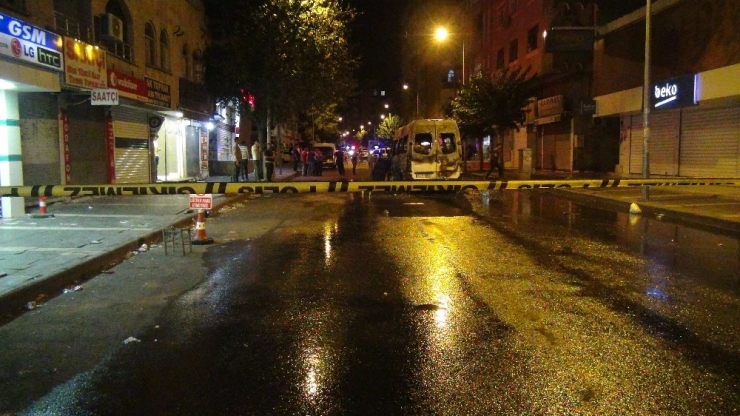 Diyarbakır’da Terör Yandaşları Yolcu Minibüsünü Ateşe Verdi
