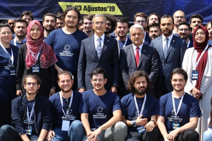 Savunma Sanayi Başkanı Demir, Siber Güvenlik Yaz Kampı’nda Öğrencilerle Buluştu