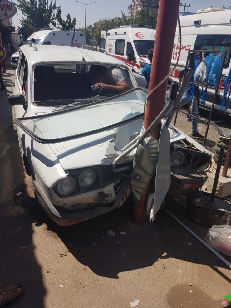 Siverek’te Otomobil Elektrik Direğine Çarptı: 4 Yaralı