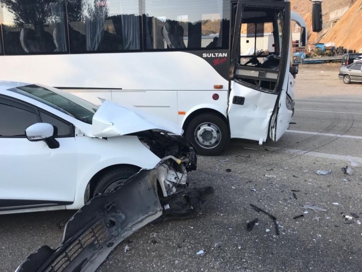 Elazığ’da Midibüs İle Otomobil Çarpıştı:2 Yaralı