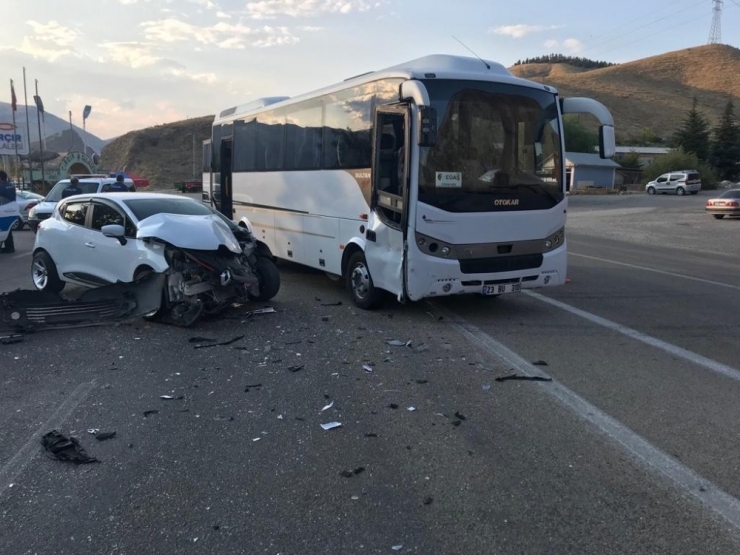 Elazığ’da Midibüs İle Otomobil Çarpıştı:2 Yaralı