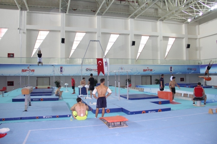 Kaymaz, Artistik Cimnastik Milli Takım Kampını Ziyaret Etti