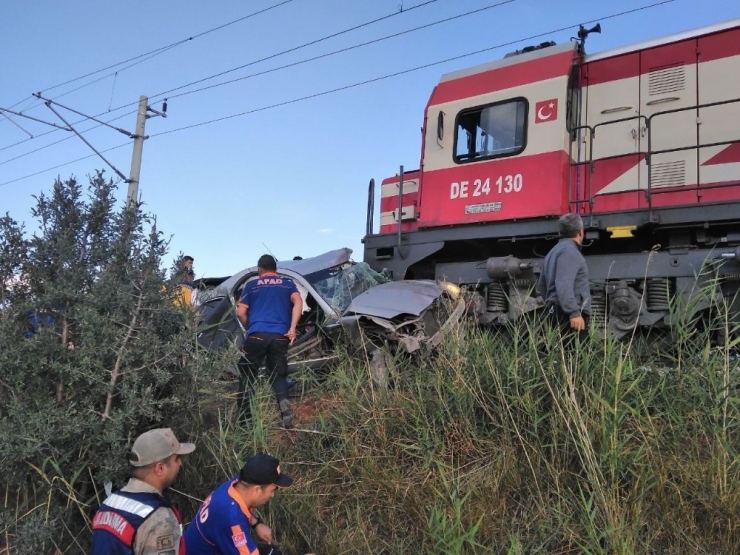 Sivas’ta Lokomotif İle Otomobil Çarpıştı: 1 Ölü, 2 Yaralı
