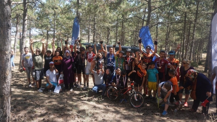 Eskişehir’de Genç Bisikletçiler Kıyasıya Yarıştı