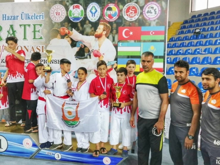Gençler Karate Şampiyonasından Madalyalarla Döndü