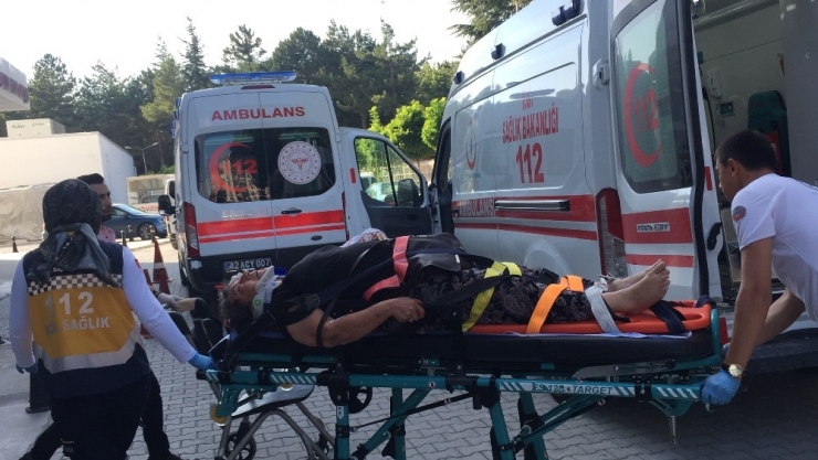 Konya’da Otomobil Bariyerlere Çarptı: 5 Yaralı
