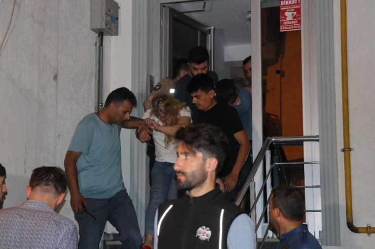 Bursa’da 250 Kişilik Grup Uyuşturucu Ticareti Ve Fuhuş Yapan Kadının Evine Saldırdı