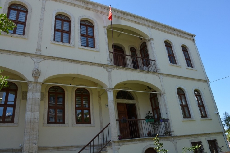 Cumhuriyet Kadar Eski, Dr. Rıza Nur Halk Kütüphanesi