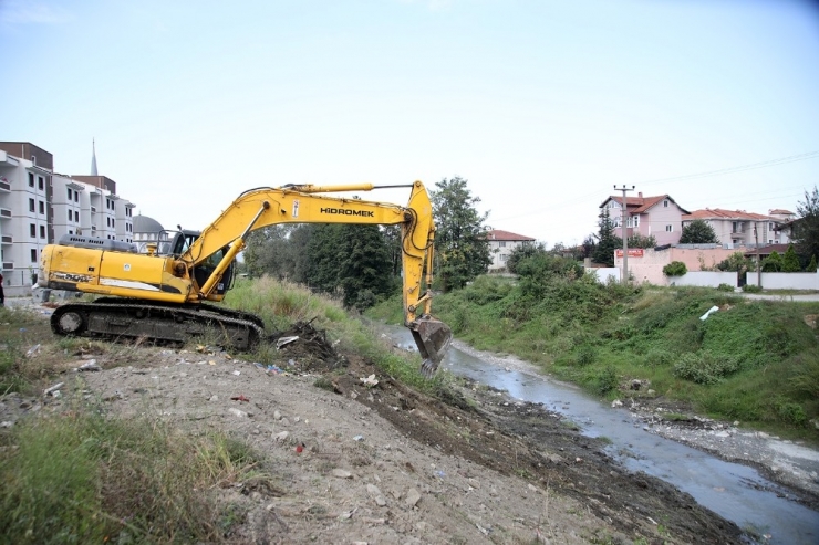 Gölü Besleyen İstanbuldere’de Atıklar Temizleniyor
