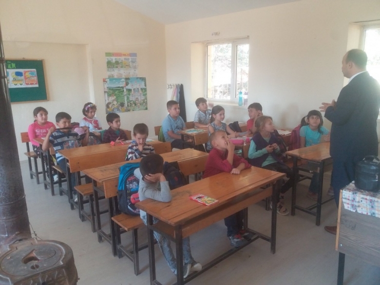 Altıntaş’ta Köy Okullarına Ziyaret