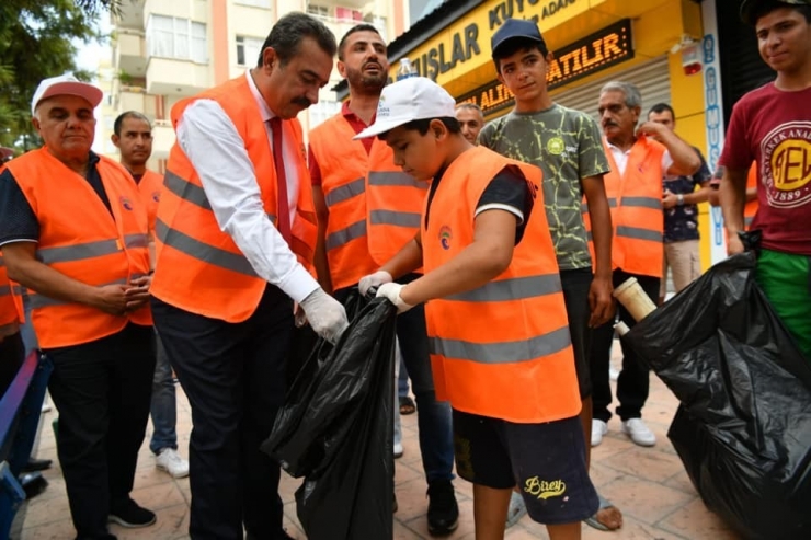 Belediye Başkanı Çöp Topladı ‘Kentimizi Temiz Tutalım’ Mesajı Verdi