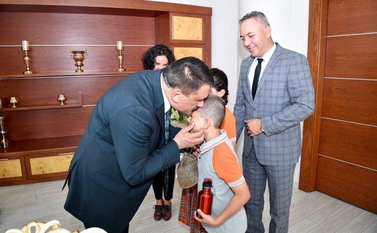 Başkan Gürkan, Ziyarete Gelen Öğrencileri Makamında Karşıladı