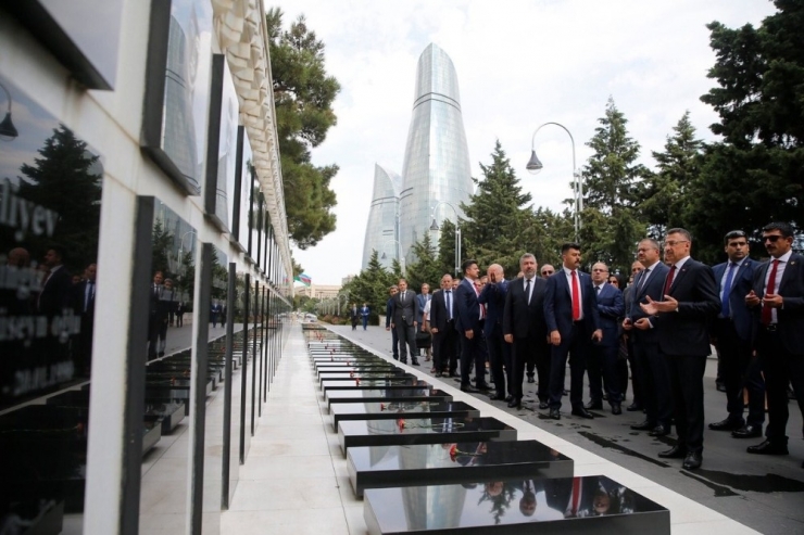 Cumhurbaşkanı Yardımcısı Oktay’dan Aliyev’in Kabrine Ziyaret