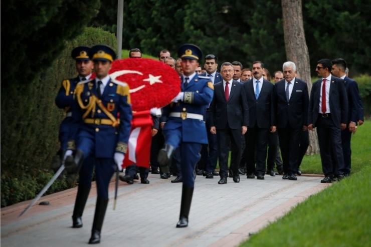 Cumhurbaşkanı Yardımcısı Oktay’dan Aliyev’in Kabrine Ziyaret