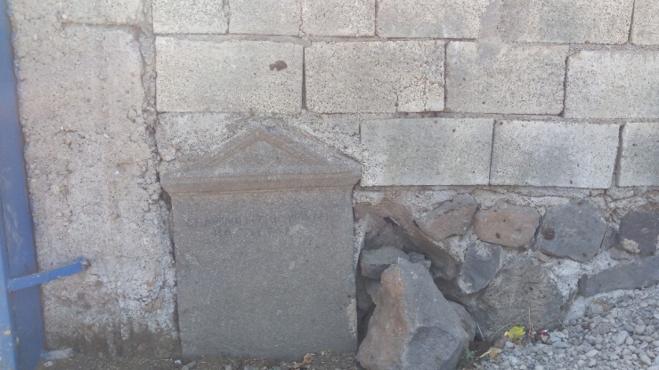 Tarihi Mezar Taşından Duvar Yaptı, Tesadüfen Fark Edildi