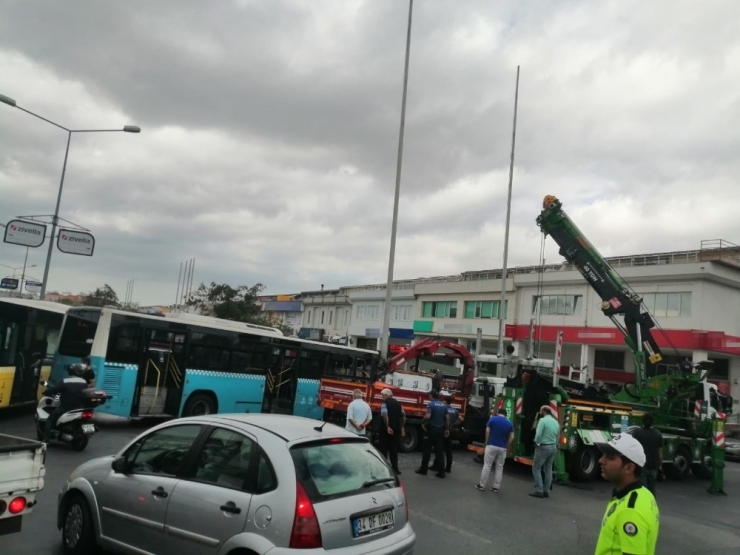 Ümraniye’de Vinç Özel Halk Otobüsüne Çarptı: 9 Yaralı