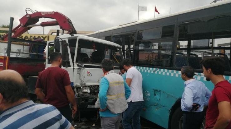 Ümraniye’de Vinç Özel Halk Otobüsüne Çarptı: 9 Yaralı