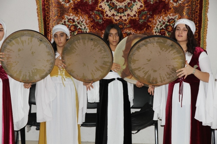 Erbane Grubu Kuran Kadınlar, Yöresel Kıyafetleriyle Sahneye Çıkmaya Başladı
