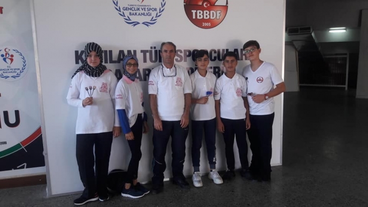 Dart Hakemliği Ve Antrenörlük Yapan Muhtarın Öğrencileri Türkiye Finallerinde Boy Gösterdi