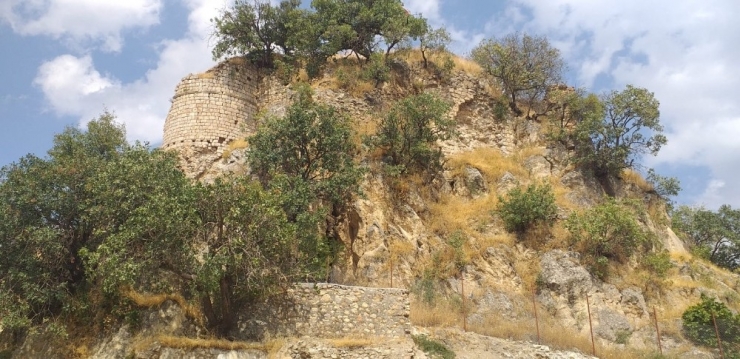 Tarihi Kozluk Kalesi Ziyaretçi Girişlerine Kapatıldı