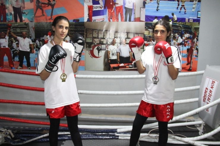 Kick Boksçu Kız Kardeşler, İlk Şampiyonadan Madalya İle Döndü